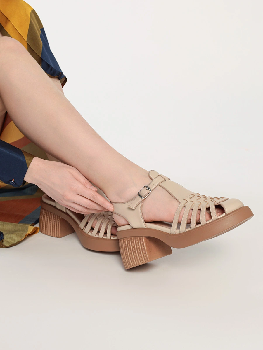 Туфли открытые бежевого цвета с т-образным ремешком